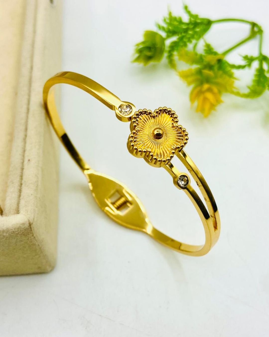 Fancy Beautiful Stainless Steel Golden Clover HandCuffs