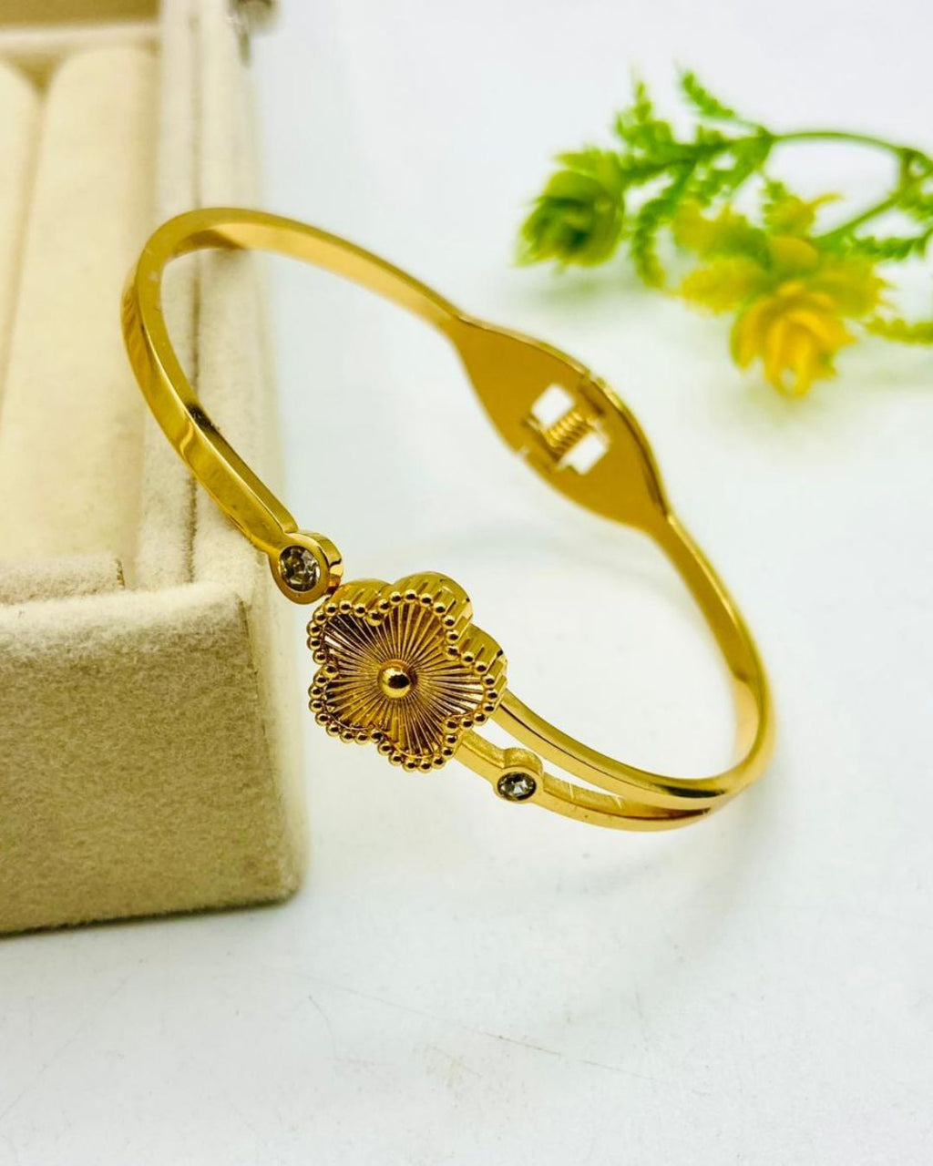 Fancy Beautiful Stainless Steel Golden Clover HandCuffs