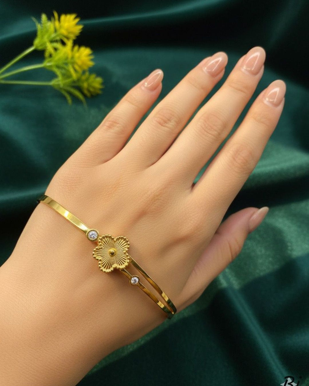 Fancy Beautiful Stainless Steel Golden Clover HandCuffs